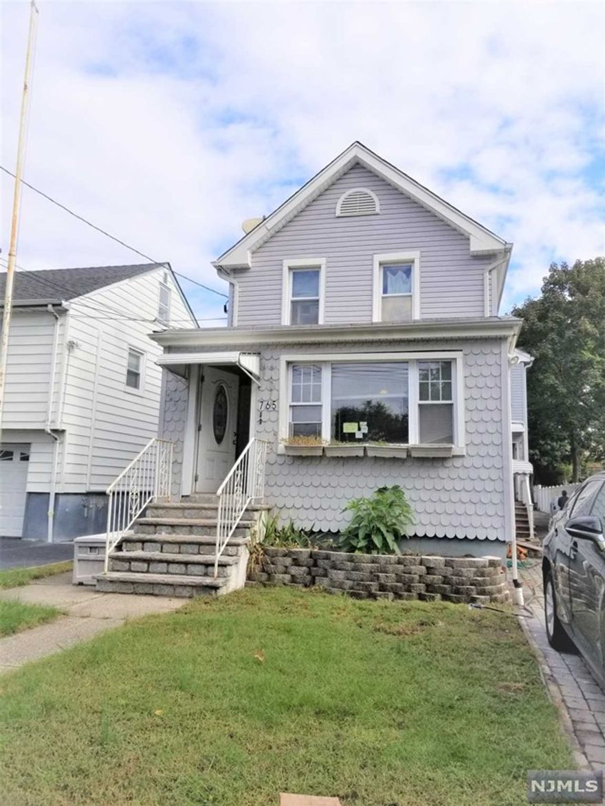 BRIGHT,CLEAN , RENOVATED COZY ONE BEDROOM READY FOR NEW TENANT,FRESHLY PAINTED,OPEN LAYOUT, HARDWOOD FLOOR THROUGHOUT. NEW STAINLESS STEEL APPLIANCES. LAUNDRY IN UNIT. VERY CONVENIENT NY BUS & SHOPPING.