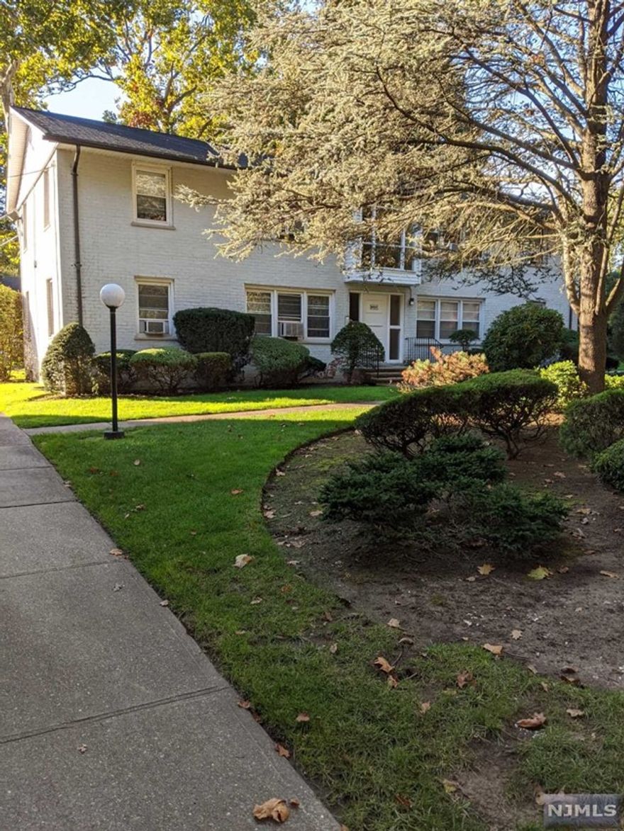 WELL MAINTAINED 2 BEDROOM CONDO UNIT IN PARK HILL COMPLEX. CONVENIENTLY LOCATED IN THE CENTER OF TOWN.HARDWOOD FLOORS, NEWER BATHROOM AND KITCHEN.CLOSE PROXIMITY TO SCHOOL, PARK,SHOPPING, NY TRANSPORTATION,HOUSES OF WORSHIP. OWNER HAS NJ RE LICENSE. PETS ARE AT THE OWNER DISCRETION.