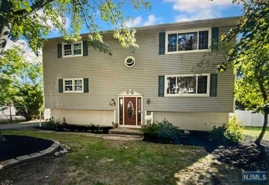 STUNNING UPDATED COMPLETELY UPDATED MOVE IN READY 1ST FLOOR UNIT, 2 GOOD SIZE BEDROOMS, OPEN CONCEPT KITCHEN WITH GRANITE, STAINLESS STEEL APPLIANCES, LARGE LIVING ROOM & DINING ROOM WITH A SUN PORCH, 2 BEDROOMS AND FULL BATH. LAUNDRY FACILITIES IN THE BASEMENT, OFF STREET PARKING. DO NOT MISS THIS ONE.. CLOSE TO ALL THAT IS NEEDED