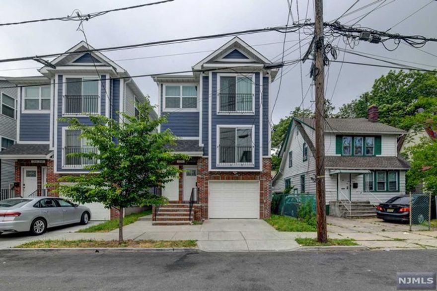 STUNNING FIRT FLOOR THREE BEDROOMS AND TWO FULL BATHROOMS APARTMENT UP FOR GRABS. THE APARTMENT IS LOCATED NEAR THE HOSPITAL AND ALL MAJOR HIGHWAYS. NTN DECISION POINT IS A MUST.