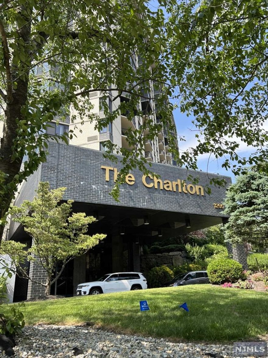 GREAT ONE BEDROOM, ONE & 1/2 BATH UNIT 1277 SF HUGE APT, DINNING ROOM TO CONVERT BEDROOM WITH TERRACE IN FANTASTIC LOCATION NEAR SCHOOLS, SHOPPING, ESAY COMMUTE TO NY CITY, MASTER BEDROOM HAS A WALK-IN CLOSET, HARDWOOD FLOORS. LOW MAINTENACE FEE INCLUED ONE GARAGE, CABLE