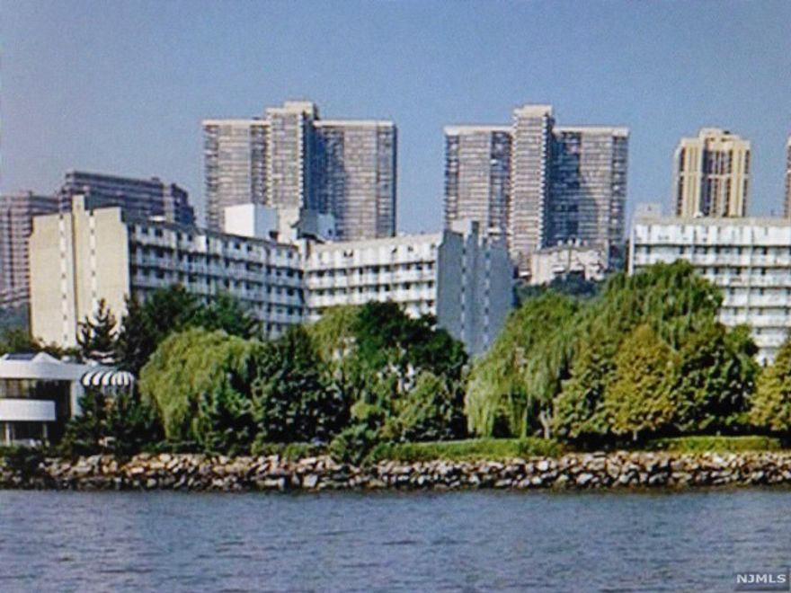 Welcome to Admirals Walk. Townhouse level with high ceilings, huge outdoor patio, hardwood floors, renovated kitchen and baths. complex offers, gym, outdoor pool, basketball ,tennis courts and party room. Rent includes one assigned parking spot, hot cold water, premium cable, high speed internet. Commuters dream, located next to Edgewater Ferry. Whole Foods.