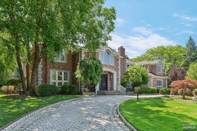 125 Huyler Landing Road, Cresskill, New Jersey - 6 Bedrooms  
8 Bathrooms  
13 Rooms - 