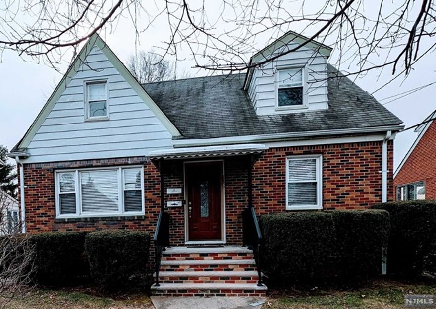 This apartment is close to everything! 2nd Floor 1 bed 1 bath freshly painted available immediately. Ask about pets.