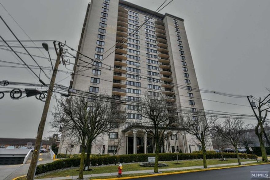 Looking for the perfect home? Look no further! This stunning 1 bedroom, 1 bathroom is now available and provides easy access to all the best that the city has to offer. The unit includes everything you need and more, such as top-of-the-line amenities, including a pool, doorman, gym, dishwasher, elevator, A/C, outdoor terrace, parking, and laundry. You'll have all the luxury conveniences you deserve. This is an opportunity that you do not want to miss out on!