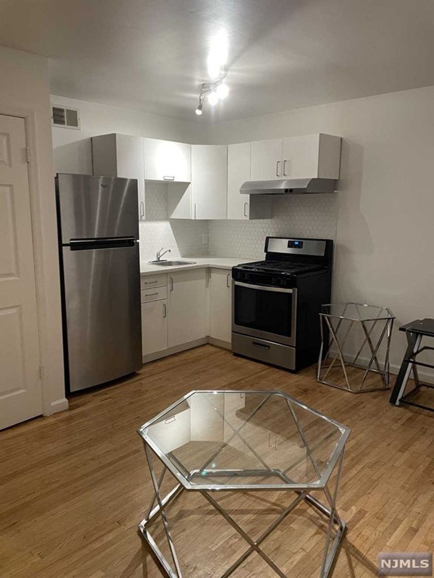 Welcome to this lovely 1bed/1bath unit with unbelievably low taxes and HOA, parking spot, balcony and just two blocks away from St. Joe's HOSPITAL. Don't miss out on this great investment!