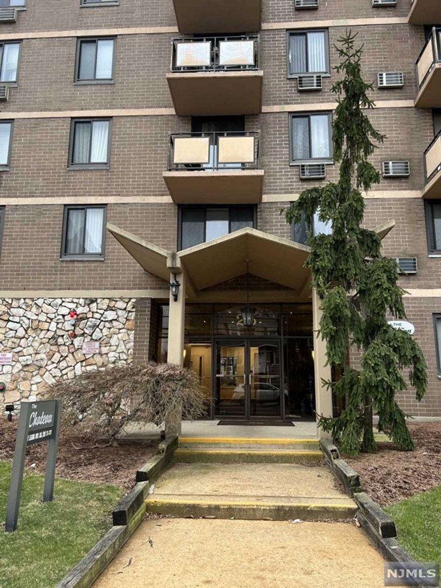 2 bedroom and 2 bathrooms, apartment for rent @ the Chateau in Hackensack all new appliances countertops and bathrooms , new carpet throughout Heat Hot water and cooking gas is include, also 1 parking spot. CREDIT SCORE MUST BE 670 OR HIGHER , CREDIT CHECK AND A 100 DOLLAR CASH APP FREE IS REQUIRED.