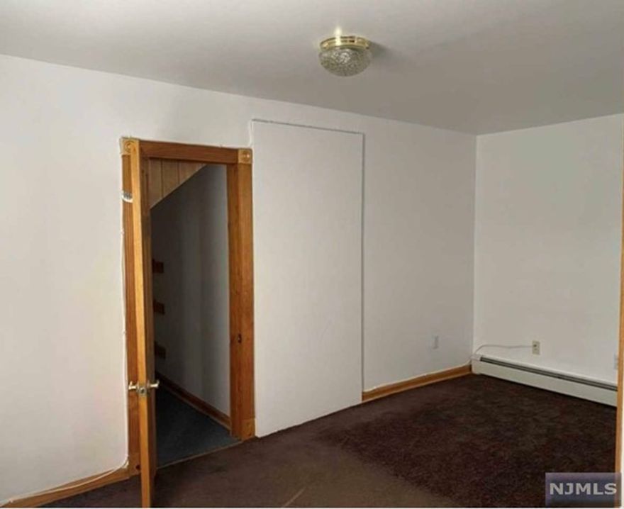 Shared rental near NYC transportation offers one private bedroom, shared bathroom, kitchen and common area with three male tenants. All utilities such as electricity, cooling and heating included in rent. Free access to washer and drier in the basement. Wireless internet included in rent as well. Close to train station and bus stop to Manhattan. Close to major highways.