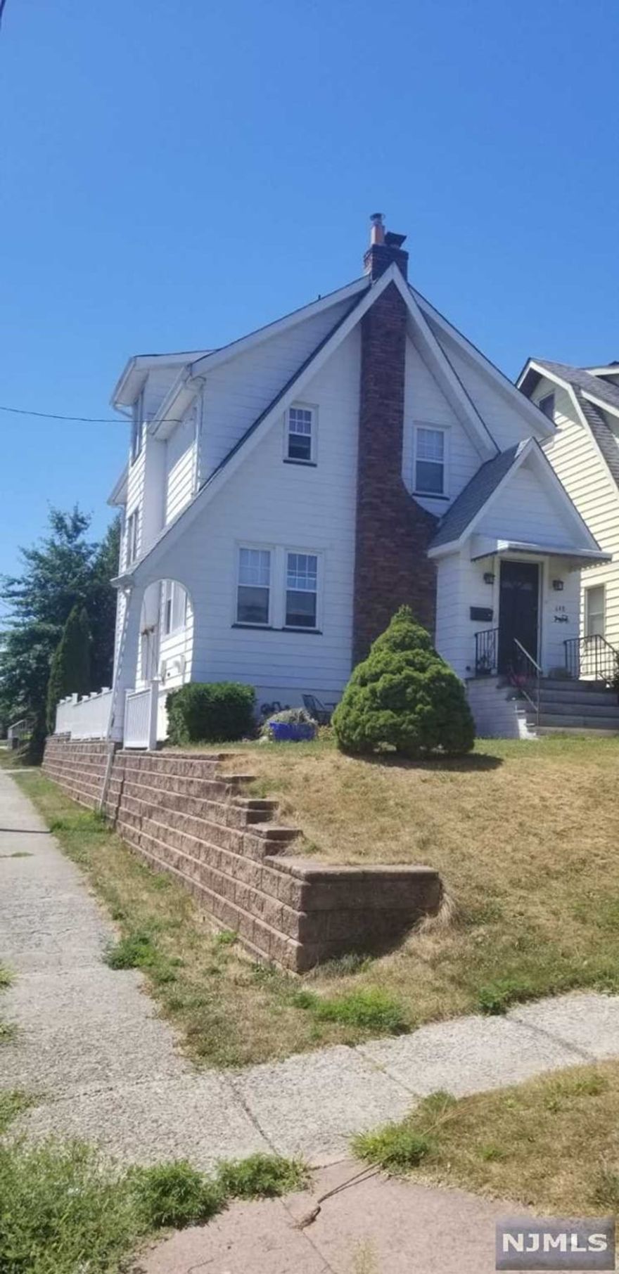 CHARMING, INVITING AND BRIGHT 3 BEDROOM COLONIAL TUDOR STYLE HOME...UPDATED KITCHEN WITH GRANITE COUNTERTOP...SUN FILLED LIVING ROOM WITH FIREPLACE...FORMAL DINING ROOM... MARBLE BATHROOM...WALK UP ATTIC... LOVELY CORNER PROPERTY WITH NEW YORK VIEWS.