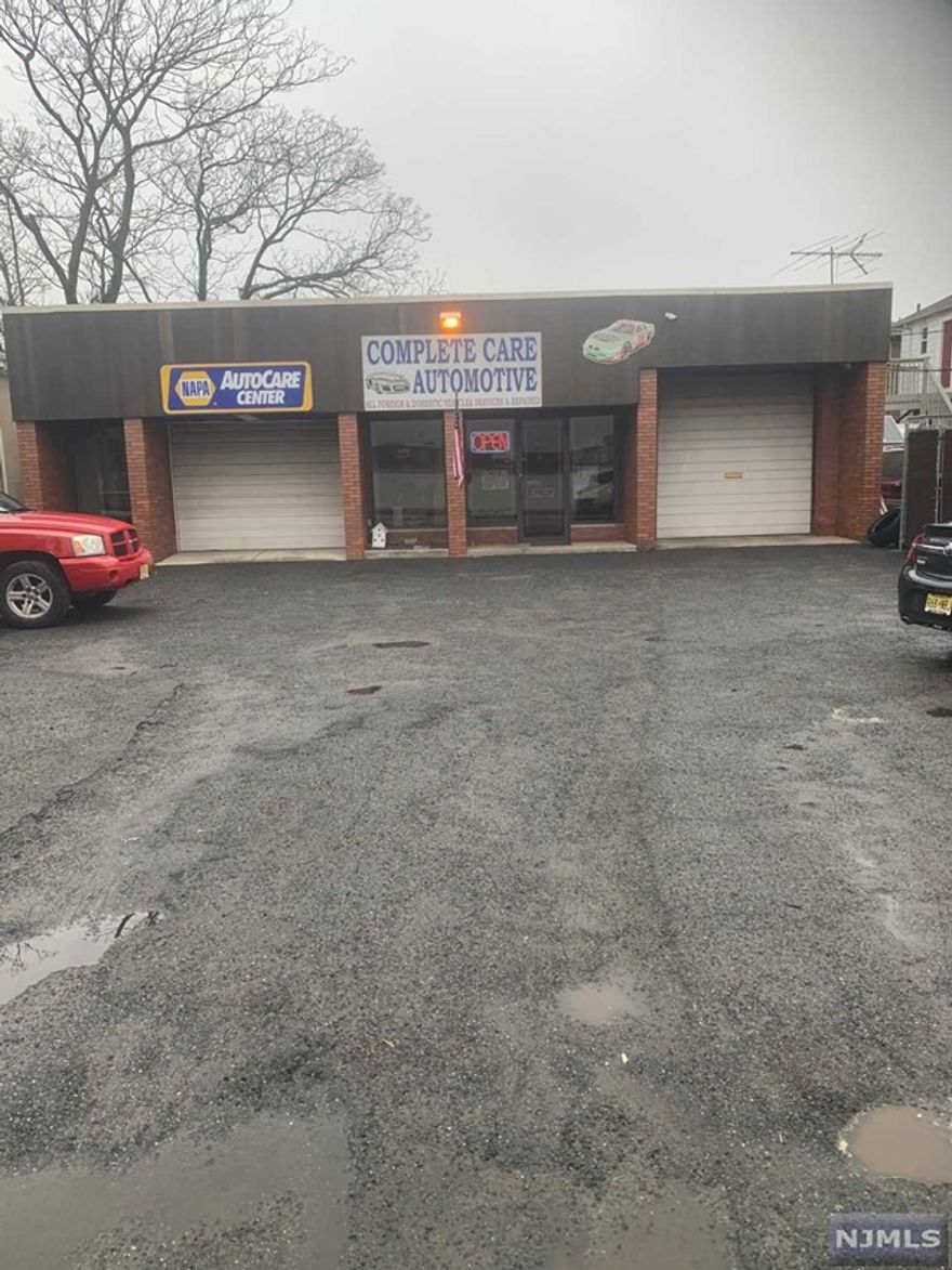 AUTO MECHANIC BUSINESS FOR SALE. SHOP HAS BEEN IN BUSINESS FOR 38 YEARS AND DOES VERRY WELL .2 BAY DOORS WITH 3 LIFTS AND 14 FT CEILINGS .2 BATHROOMS ONE WITH A SHOWER. LOTS OF PARKING CALL KEVIN OR OSCAR FOR SHOWINGS