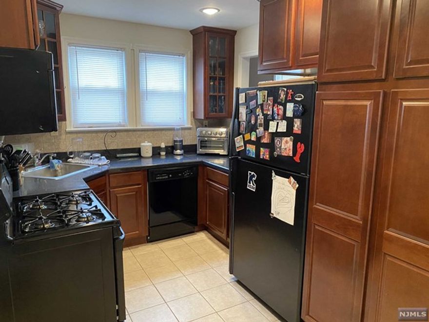 Nutley 2bedroom Modern kitchen and Bathroom conveniently located near all major shops and transportation.