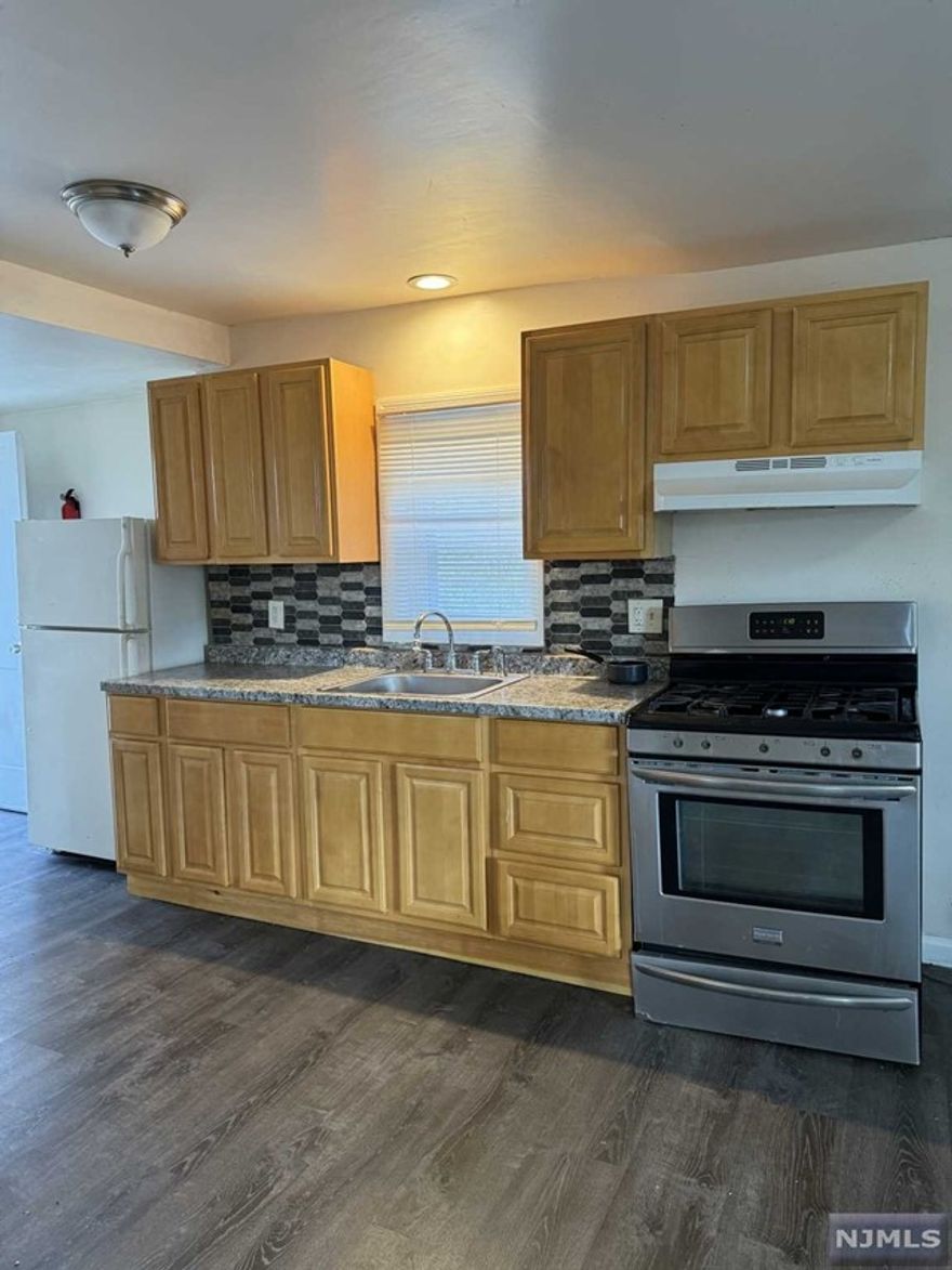 Lovely 2 bedroom cottage nicely renovated and close to all. Small pet considered.