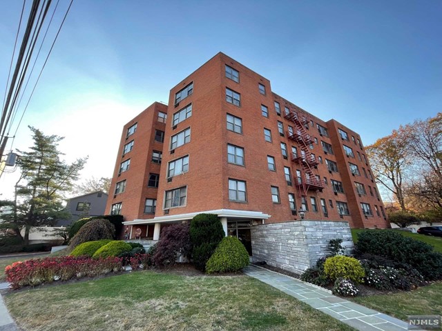 Bright and spacious 1 bedroom unit (approx. 720 sq. ft). Features a large living room, dining room and hardwood floors throughout. The laundry room located on the ground floor and the compactor is located on each floor by the elevator. Conveniently located near NYC transportation, all major highways, shopping and dining. Rent includes gas, heat, hot/cold water and one outdoor parking space(#25).