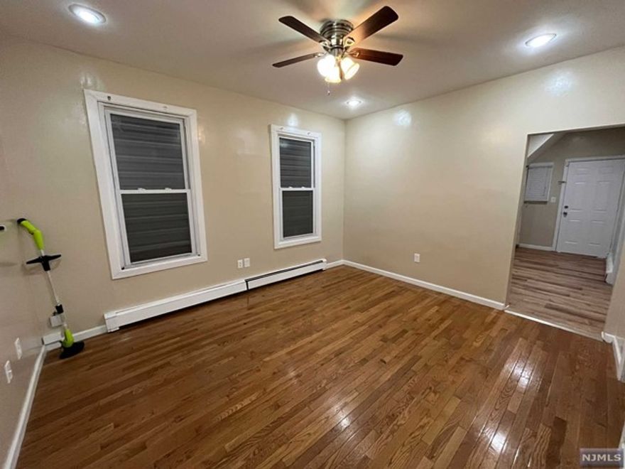 Welcome home! This 3 bedrooms 1 bath apartment on the first floor features a spacious eat-in kitchen, main bedroom fits a king-size bed for maximum comfort a. Near parks and buses, schools nearby.