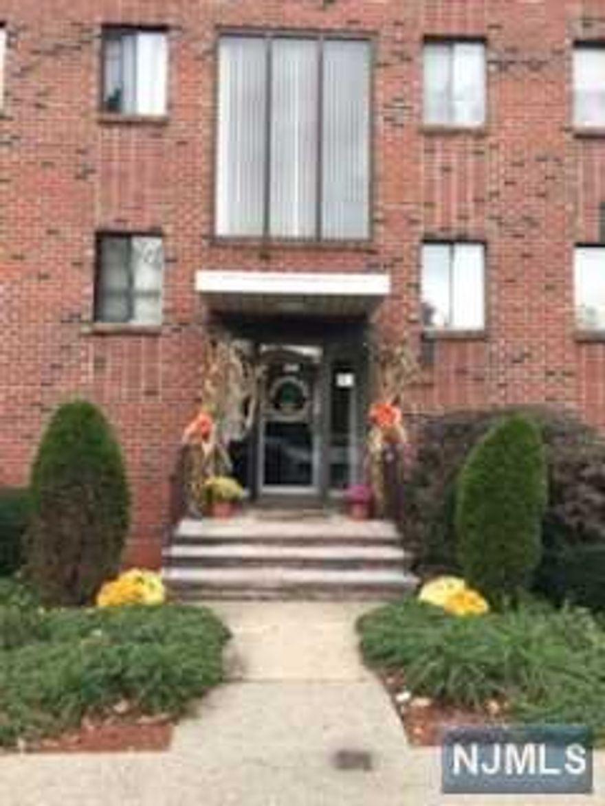 2ND.FLR.STUDIO(One Room)Galley Kitchen,ONE ROOM (LR&BRM) BATH,WALK IN CLOSET,GARAGE W/STORAGE RM. NO PETS,CARPET AT ALL TIMES. ONE TIME MEMBERSHIP FEE: $742.00 (Newly painted,NEW STOVE,MICROWAVE,A/C UNIT,CARPET,MEDICINE CHEST)