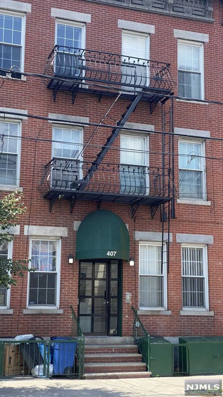 This one bedroom unit with bonus room is 10 minutes from NYC via 24/7 bus at your doorstep. Beautiful renovated Kitchen with brand new refrigerator. Wood flooring. Renovated bedroom. Extra bonus room used as small bedroom or office. Relax on your own private deck. Central air unit and hot water heater in utility room in apt. Conveniently located near shopping and transportation.....a commuters dream. Call lsp about pet