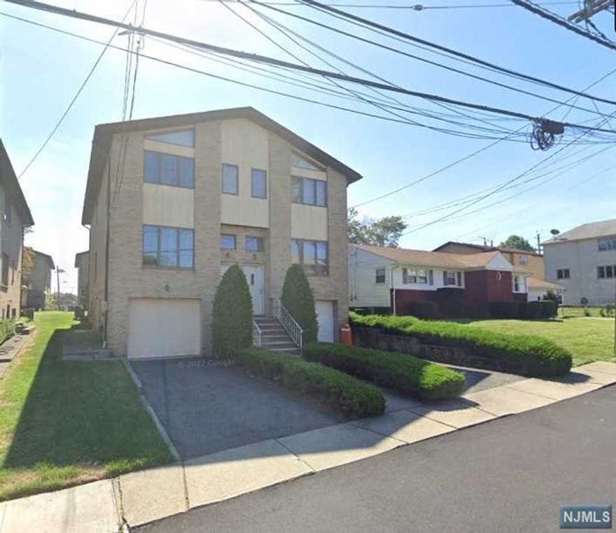 Nice and bright 3 bedroom 3 & 1/2 bath duplex located in convenient area of Fort Lee. Newly renovated kitchen with all new cabinets, countertops and stainless steel appliances. Kitchen with sliding glass door to rear deck. Ground floor with full bathroom, separate entrance, laundry and one car garage. Close to shops, restaurants, schools, NYC transportation and major roadways. No pets allowed.