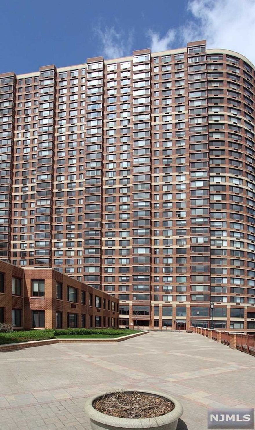 LUXURIOUS HI-RISE BUILDING WITH GREAT VIEWS RIVER AND GWB.ON 35TH FLOOR WITH PAR FLOOR.WITH LAUNDRY IN UNIT.YOU CAN ENJOY ALL AMENITIES. NEW PAINT AND CARPET.CLOSE TO SCHOOL,PARK,AND NYU TRANSPORTATION. INDOOR PARKING SPACE #860.