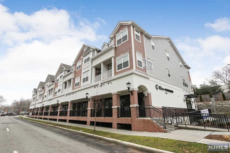 GORGEOUS 2 LEVEL QUALITY TOWNHOME FOR RENT. 2 FULL BATHROOM. 1 BEDRROM/DEN & LOFT WITH CATHERAL STYLE CEILING. FULL SIZE WASHER/DRYER . DINING ROOM WITH SLIDING DOORS TO TERRACE. NICE SIZE LIVING ROOM. PARKING INCLUDED. NO ADDITIONAL COST.