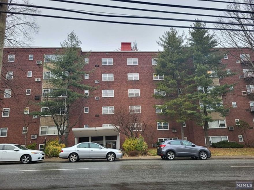 Large One bed room apt. with hardwood floor, a lot of closet space, located in the heart of Fort Lee. Very convenient to shopping, bus to NYC, school and house of worship. Minutes tp GW bridge and major highways. Indoor garage included in the rent.