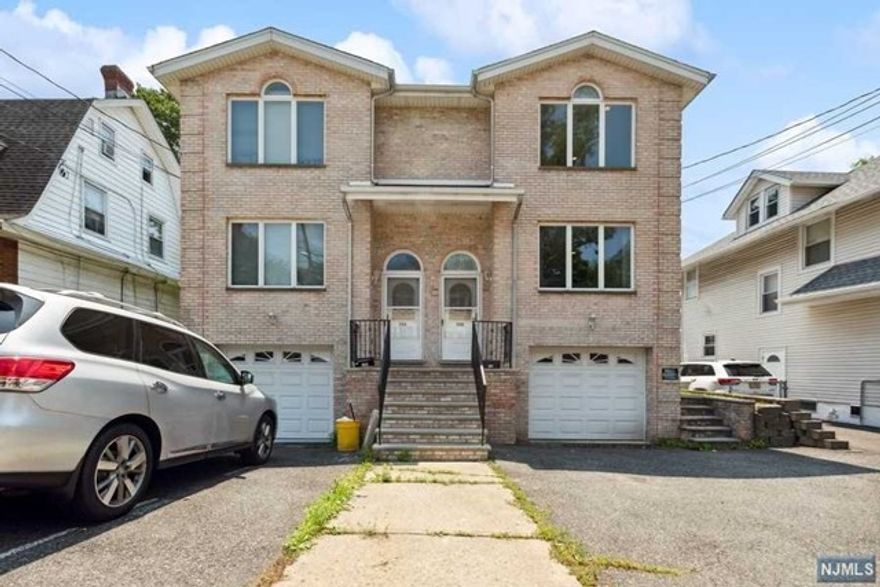 This beautiful rental townhome is in immaculate condition. Modern kitchen with stainless steel appliances. Ensuite bathroom in the primary bathroom with a fireplace in the living room. Terrace access from the living room, with an additional backyard. Located in the heart of Palisades Park, everything you need is at your doorstep!