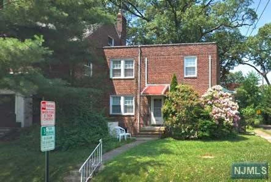 Specious and bright apartment, Newer Kitchen, Newer Bathroom, New central AC, hardwood floors, Washer and Dryer in the basement, 2 parking spots, ready to move-in. Excellent location near the Radburn shopping center, minutes from the Radburn train station, Radburn school. Ample shopping, parks.