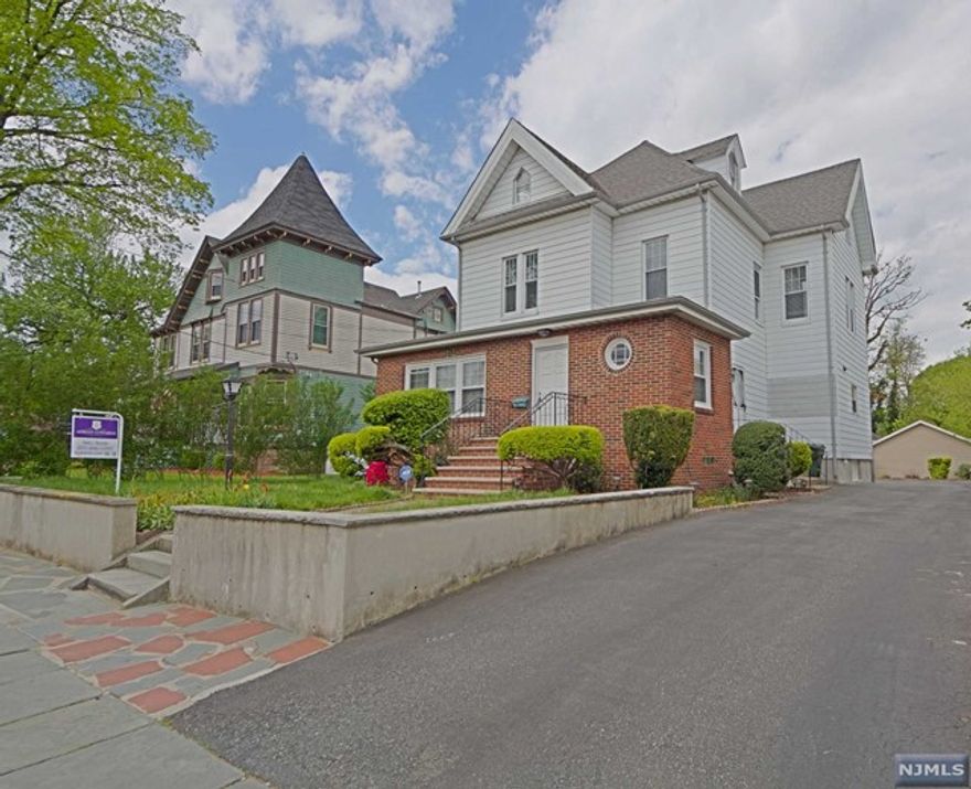 Beautiful 2 Bedroom in the center of Rutherford. Walking distance to Park Ave and to NJ Transit trains and buses to NYC. Perfect for a commuter. Private side entrance. Immaculately Clean, hardwood floors throughout, high ceilings and lots of natural light. ..