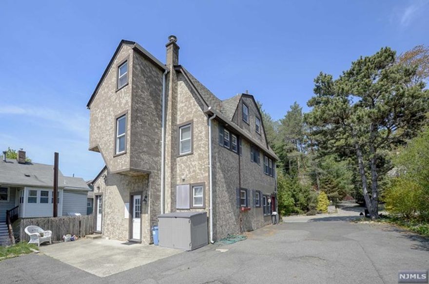 Completely renovated one bedroom one bath 3rd floor apartment. Living room with high ceilings. Ready to move right into! Laundry hook ups in the basement. Credit check, interview required. No smoking inside apartment.