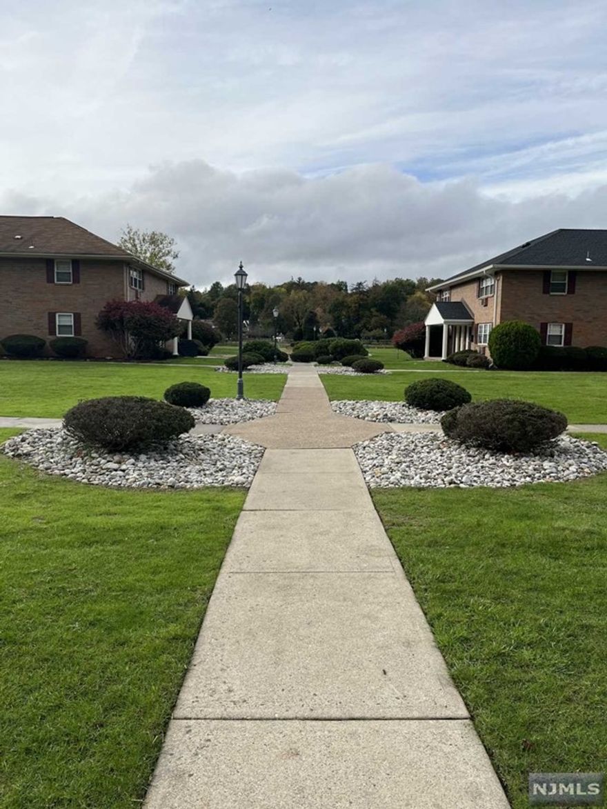 MODERN CONDO IN A MOVE-IN CONDITION IN AN EXCELLENT AREA AND CONVENIENT TO ALL TRANSPORTATION, PARKS AND SHOPPING. THIS CONDO CAN BE PURCHESED AS A SMALL INVESTMENT WITH 10% RETURN. CALL FOR DETAILS. OWNER IS WILLING TO RENT ALSO WITH AN OPTION TO BUY LATER.