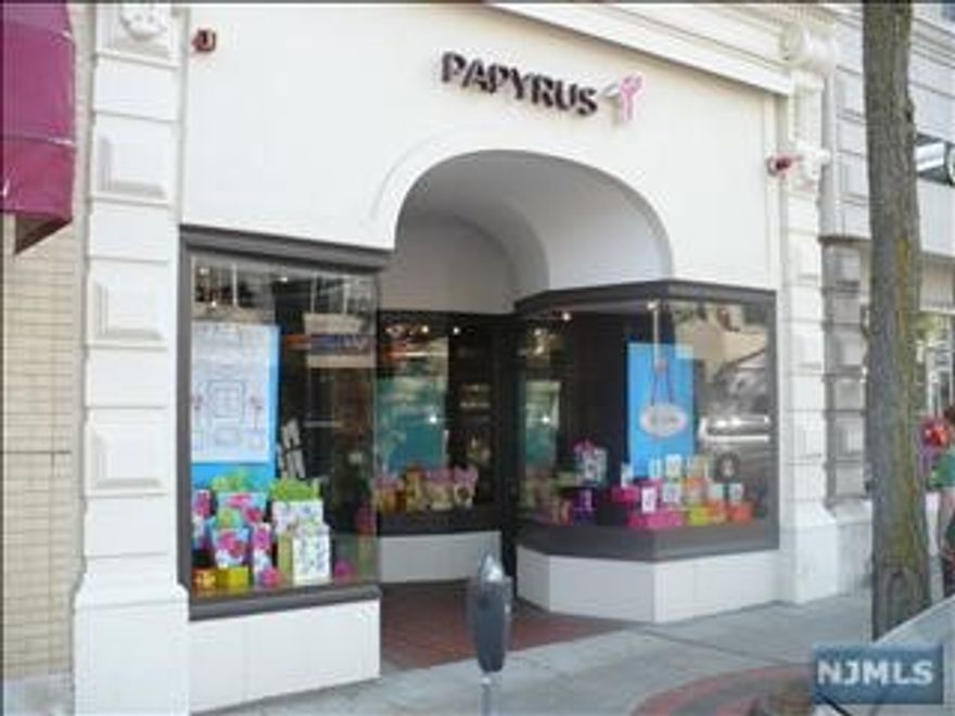 RENOVATED ONE BEDROOM, BRIGHT, HARDWOOD FLOORS, TEN FT CEILINGS, VERY NICE KITCHEN AND TILED BATH, GREAT DOWNTOWN LOCATION, WALK TO EVERYTHING, HEAT INCLUDED TENANT PAYS FOR COOKING GAS AND ELECTRIC. QUIET AND CLEAN BUILDING. TOTAL OF FOUR APT'S IN THE BUILDING, ALL UNITS HAVE BEEN RENOVATED. LL REQUESTS TENANT APPLICATION AND CREDIT REPORT. LL HAS A NJ REAL ESTATE LICENSE