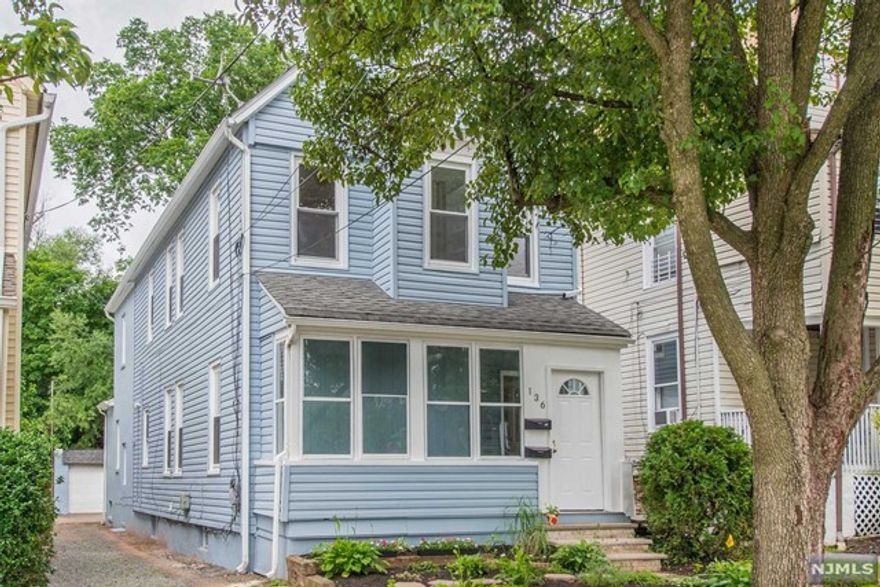 Renovated apartment in a perfect location. Living room, new eat-in kitchen, two bedrooms, updated bath, office. Near Walnut Street station Mid-town direct train, restaurants, and shopping.