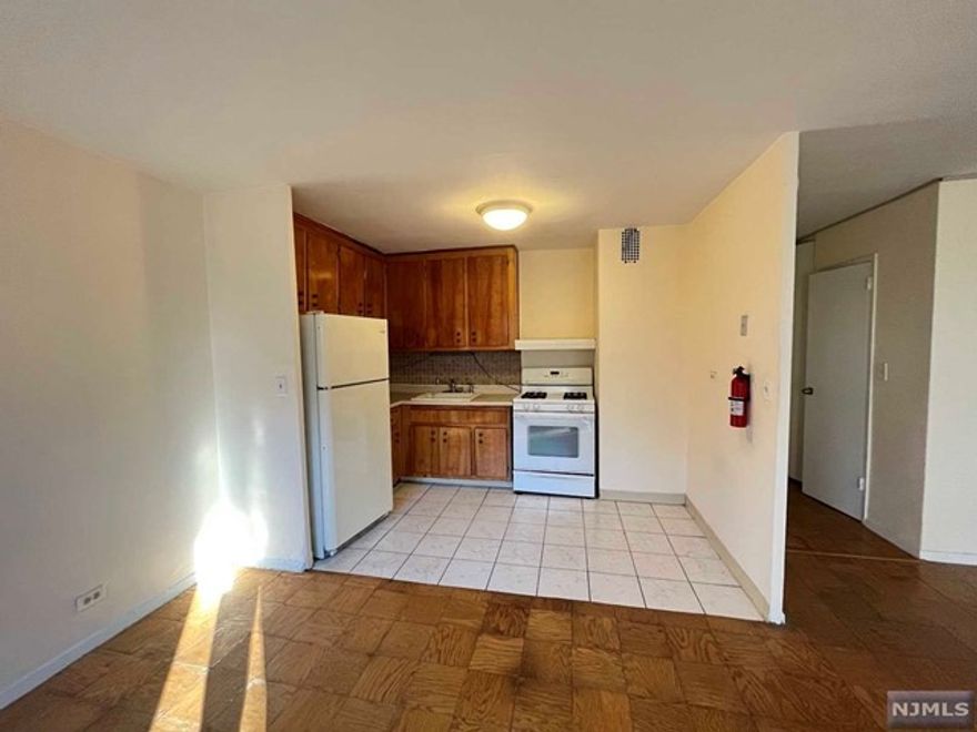 5th Floor studio with open layout, plenty of space, and amazing convenience. Why rent when you can own in such a great location. Common areas, maintenance and security included just makes this make sense for the first-time homebuyer. The convenience and low-cost living is perfect for a a commuter. The potential of this unit is unreal and is desperate for a visionary to make their own!