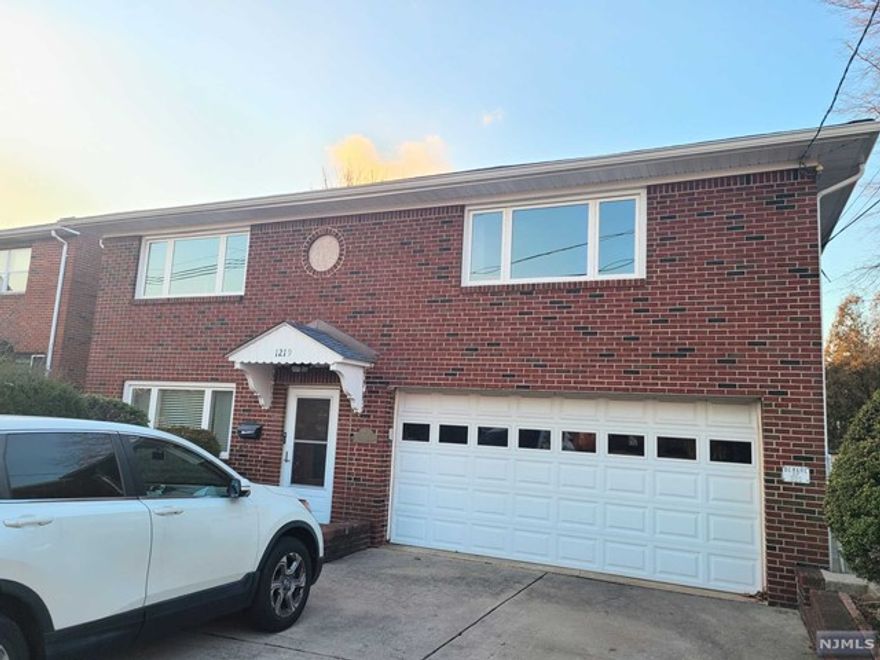 RAELY FOUND TOTALLY RENOVATED ONE BEDROOM APARTMENT ON THE 1ST FLOOR WITH USING WASHER DRYER. FACING EAST AND SIDE ENTRANCE FROM SOUTH, SUNNY & BRIGHT, ENTRANCE/ NEWER DOOR, LIVING ROOM/ BAY WINDOW/ HARDWOOD FLOOR, GRANITE COUNTER TOP/ STAINLESS STEEL STOVE/OVEN/HOOD, CUSTOM MADE CABINETS, SIDE ENTRANCE FROM THE KITCHEN,LARGE BEDROOM/ DOUBLE CLOSETS & 2 WINDOWS/ CARPET, RENOVATED FULL BATH/ TUB,ACCESS TO THE GARAGE FOR USING LAUNDRY, ONE PARKING ON THE LEFT HAND SIDE OF THE DRIVEWAY , HOT WATER & WATER ARE INCLUDED IN RENT but 2nd person SHALL BE CHARGED $50 ADDITIONALLY.WON'T LAST BUSES AT THE CORNER OF THE BLOCK, WALK TO #4 SCHOOL AND TOWN CENTER PLUS STORES, SCHOOL AND TOWN CENTER PLUS STORES,*** 2 WALL AIR CONDIONERs IN LIVINGROOM & BedRoom ARE INCLUDED IN RENT.NO PET PLEASE