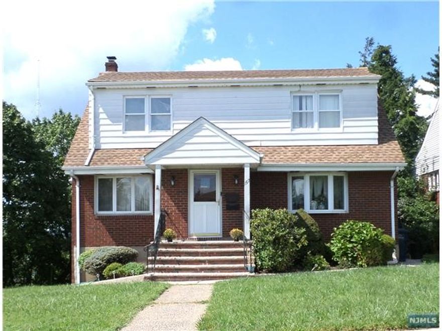 nice 2 bdrs apt located in the 2nd floor of a two family house