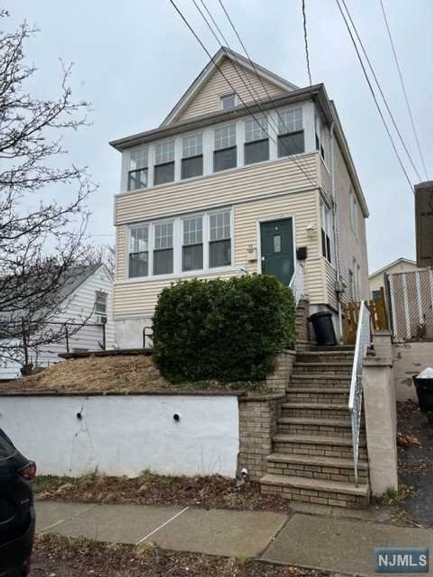Nice one bedroom apartment close to shopping, transportation, and walking distance to Laundry. The apartment offers an enclosed front porch, living room, eat in kitchen, bedroom and full bath. Great location for ease of getting around.