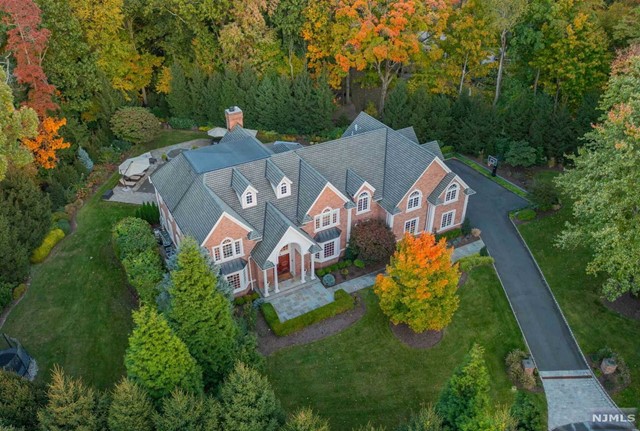 8 W Slope Court, Upper Saddle River, New Jersey - 5 Bedrooms  
7.5 Bathrooms  
14 Rooms - 