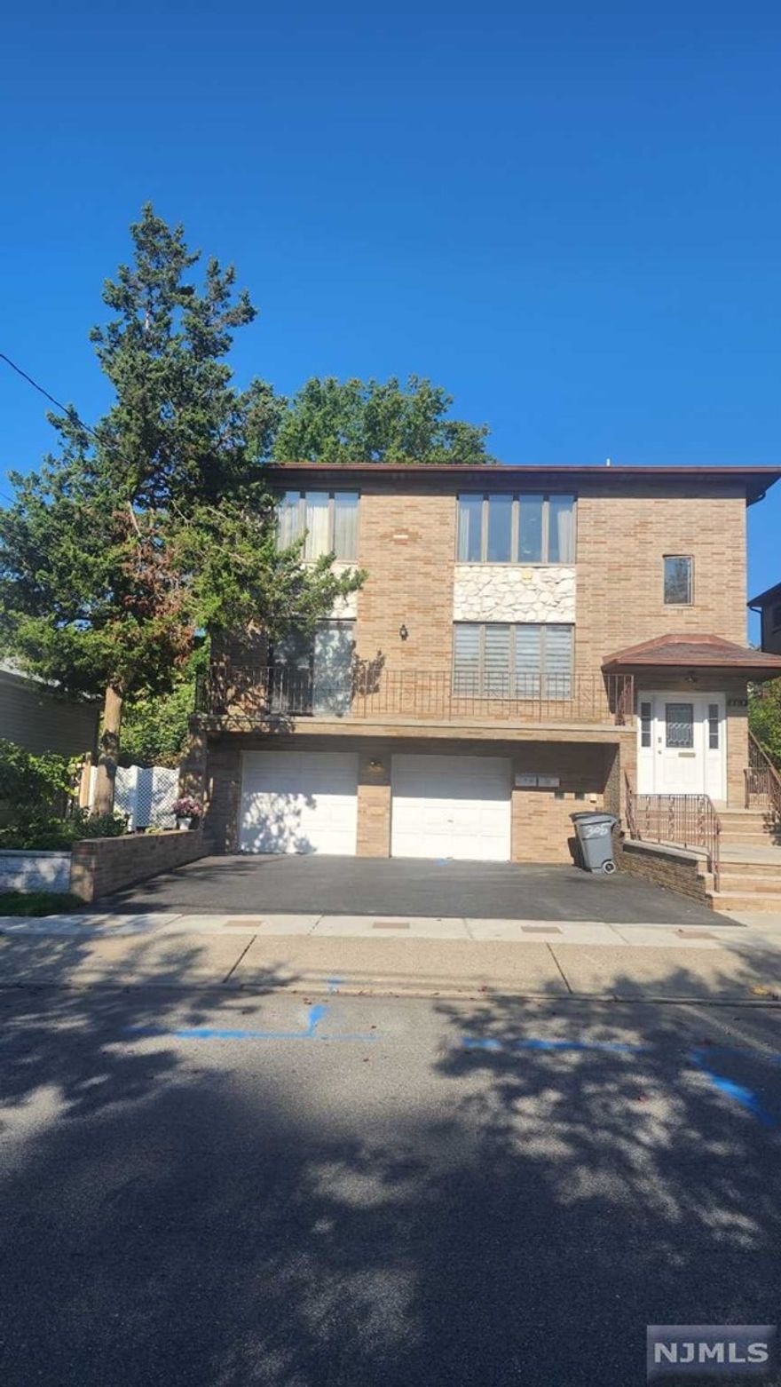 Bright and spacious rooms. House nearby Ridgefield H Mart mall, bus stop, restaurants. There will be no inconvenience in living with the owner's meticulous care inside and outside the house. It has been less than three years since the house was remodeled. Please come and see first.