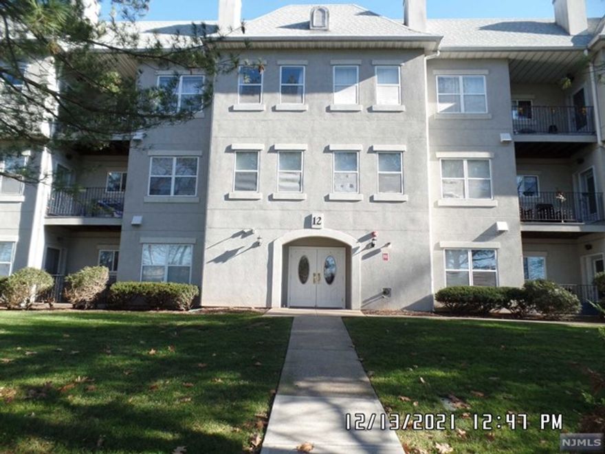 Brittany Chase 4 Rooms, 1 bedroom, 1 bath.. Brand new hardwood floors, modern kitchen and balcony.1 assigned parking.. Pool,Gym, Club house, Tennis court. Convenient location near shopping and public transportation.