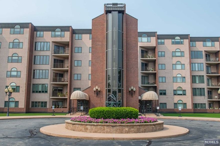 Desirable Breckenridge community- Luxury living at its best with one floor living! Features include: Beautiful open floor plan concept with elegant foyer, stylish newer kitchen: quality cabinets, stainless-steel appliances, custom backsplash, breakfast area and all flowing to beautiful living room and dining room with lots of natural light. Wonderful home for entertaining. Primary suite includes: two walk in custom closets and private bathroom with jetted tub and separate shower. Additional den area is perfect for office or TV room. The second bedroom is also an en suite with full bathroom. Private balcony for your outdoor enjoyment overlooking the gardens. Tons of natural light, custom closets, laundry room and brand new air conditioner installed week of 8/21/2024. Incredible lifestyle includes doorman, recreational room, pool, gym, tennis courts, pickle ball, enclosed parking and storage room. Everything you have been waiting for with turnkey living!