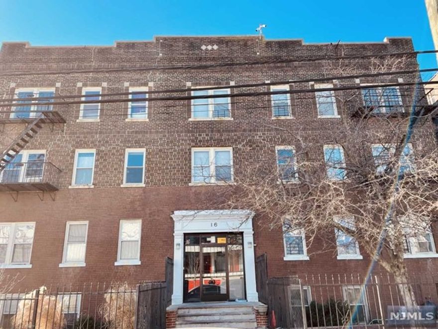 BEAUTIFUL AND BRIGHT SPACIOUS ONE BEDROOM APARTMENT. WELL MAINTAINED AND READY FOR YOUR MOVE IN. LAUNDRY IN TE BASEMENT. CONVINIENTLY LOCATED. CLOSE TO NYC BUS TRANSPORTATION. A MUST SEE! SMALL PETS ARE ALLOWED FOR AN ADDITIONAL FEE.