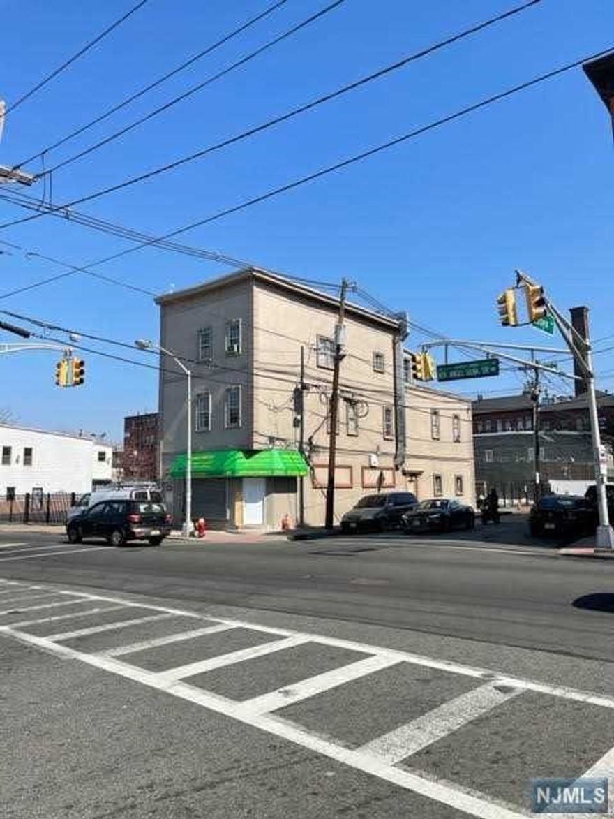 BACK ON THE MARKET, BUYERS LOSS IS YOUR GAIN! 13 UNIT MIX USE RESIDENTIAL / COMMERCIAL ROOMING HOUSE. 100% NEWLY RENOVATED, CONSISTING OF 7 ROOMS WITH SHARED 2 FULL BATHROOMS, 4 ROOMS WITH PRIVATE BATHROOMS, 1- 3 BEDROOM APT AND 1 COMMERCIAL STORE. COMPLETE MAKE-OVER EXTERIOR AND INTERIOR ALL NEW BATHROOMS,ELECTRIC PLUMBING,HEATING AND MUCH MORE POTENTIAL!!!