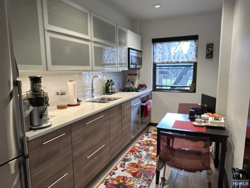 Elegant, Renovated offers new kitchen, new appliances, LARGE Bedroom in quiet Linwood Park community. Both kitchen and bath are fully renovated. Hardwood floors throughout. Easy commute to NYC and close to all major highways. One block from Linwood Plaza shopping Center, H-Mart, CVS, Starbucks. Extra parking and cable service available for a small monthly fee. Call management for detailed Application Requirements.... STARTING 01/01/2024 NEW MAINTENANCE WILL BE $617.47 ..PLUS $13.00 FOR OUTDOOR PARKING ( Total maint a month is $630.47 ) ....... CABLE IS OPTIONAL +$70 A MONTH..... and, APPROX ELECTRIC BILL IS $35.00 a month