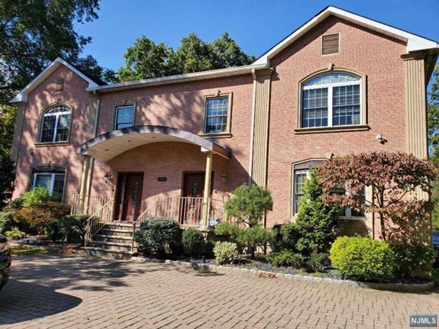 SIDE BY SIDE 2 FAMILY HOUSE. 4/5 BEDROOMS AND 3 FULL BATH, 2 ZONE C/A, CENTRAL VACCUME, HARDWOOD FLOORS THROUGH OUT. NEAR PUB SCHOOLS, NYC BUS AND SHOPS. LANDLORD WILL TAKE CARE THE LAWN MAINTENANCE.