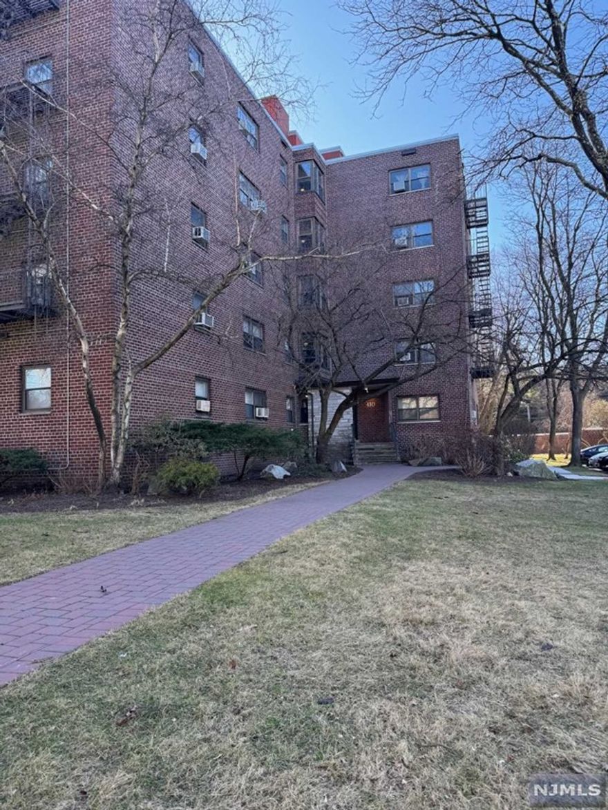 Largest one bedroom unit in Linwood Park Cooperative with upgrades. Conveniently located to NYC transportation, Linwood Plaza Shopping Center, many Restaurants, Bank of America, CVS, Starbucks, etc. Board requires 20% down, 3 to l ratio, credit report, two years tax returns, paystubs, $350 application fee and $500 (refundable) move in. Parking is $13.00 per month and cable is available for a nominal fee.