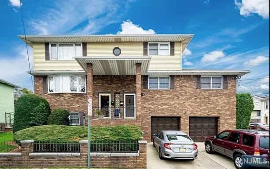 Just renovated 3 beds 2bath apartment in Garfield NJ. This unit has a Main bedroom with its own private bathroom with the 2 other rooms with lots of closet space; 2 car parking spot, storage and washer and dryer hook ups in the garage. It has its own private side yard and parks across the street.