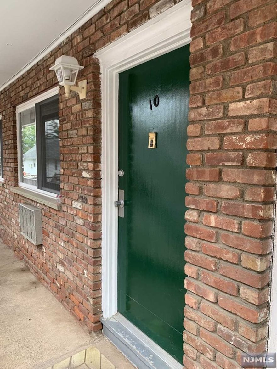 Bright one bedroom condo in the center of Lake Hiawatha. Hardwood floors with newer windows and SS appliances. Open concept living room and kitchen area. Easy access to Public Transportation, Rt 46, 287, 80 and 280. Convenient laundry across the street. No Pets.
