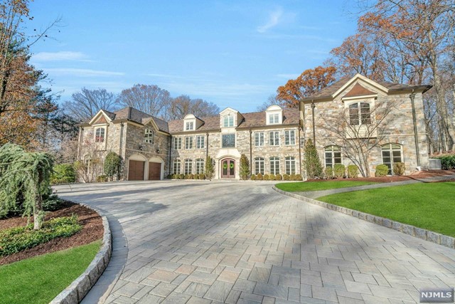 9 Ridge Crest Road, Saddle River, New Jersey - 5 Bedrooms  
7.5 Bathrooms  
12 Rooms - 