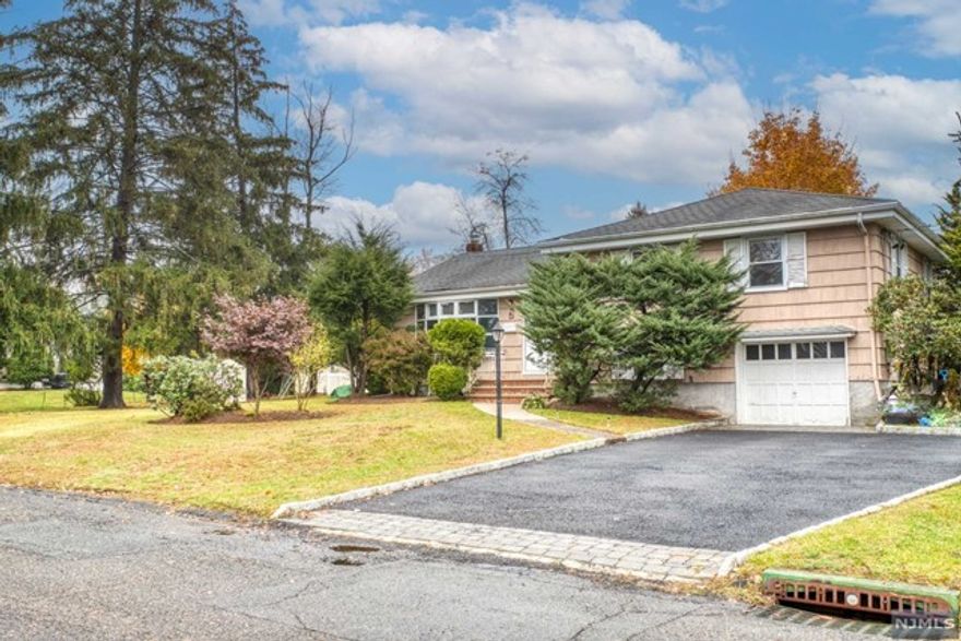 BEAUTIFUL & BRIGHT S/L HOUSE IN NICE AND QUIET RESIDENTIAL AREA! HARDWOOD FLOORS THROUGHOUT, MODERN EAT IN KITCHEN,LARGE DECK W/ BEAUTIFUL BACKYARD...THE BEST BLUE RIBBON SCHOOL SYSTEM...CLOSE TO SCHOOLS, SHOPPING, PARKS AND NY TRANSPORTATION...PLEASURE TO SHOW!!!