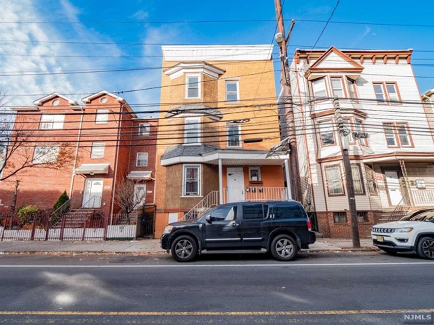 Spacious 3 bedroom unit with open living room, dining room and kitchen with walk in pantry. Conveniently located close to NYC commuter transportation, minutes from Newark Light Rail Norfolk Station, major highways RT 280 & Garden State Parkway, Universities, Newark Liberty International Airport, University Hospital and Branch Brook Park.