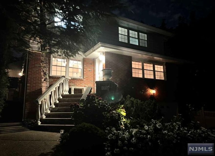 ***COMMUTERS DREAM*** BEST LOCATION INT OWN - HOUsE IS LOCATED AT THE END OF A PRIVATE DEAD END STREET. WALK TO SCHOOL (MIDDLE SCHOOL). TENNIS COURT, POOL, RECREATION CENTER, COMMUNITY CENTER ALL NEARBY, JUST NAME IT. DRIVEWAY SPOT AVAILABLE ALONG WITH PLENTY OF STREET PARKING. LAUNDRY IN GARAGE. ALL UTILITY PAID BY TENANT EXCEPT COLD WATER.